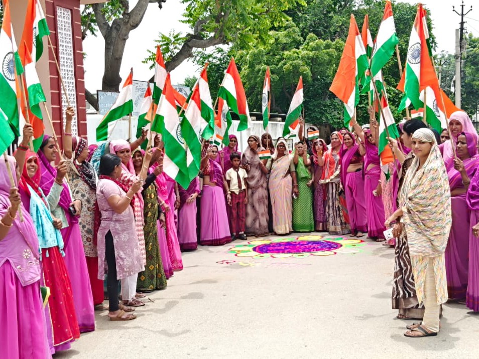 नमें दीवारों पर तिरंगे की चित्रकारी, प्रभात फेरी, तिरंगा रंगोली, मंडना, राखी और पोस्टर प्रतियोगिताएं शामिल हैं।