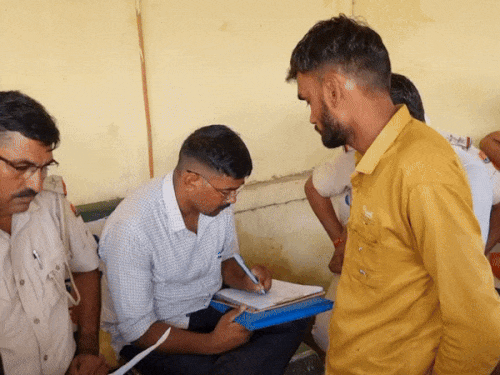 पोस्टमार्टम के पहले पंचनामा की प्रोसेस पूरी करते पुलिस और पास में मौजूद परिजन।