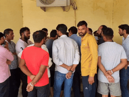 हॉस्पिटल में मोर्चरी के बाहर मौजूद परिजन। हॉस्पिटल में इलाज के दौरान ही बनवारीलाल की मौत हो गई।