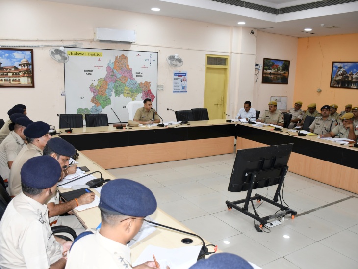 SP held a meeting of the district police officers jhalawar Rajasthan | एसपी ने ली जिले के पुलिस अधिकारियों की बैठक: कानून व्यवस्था और अपराध नियंत्रण पर की चर्चा, त्योहारों ...