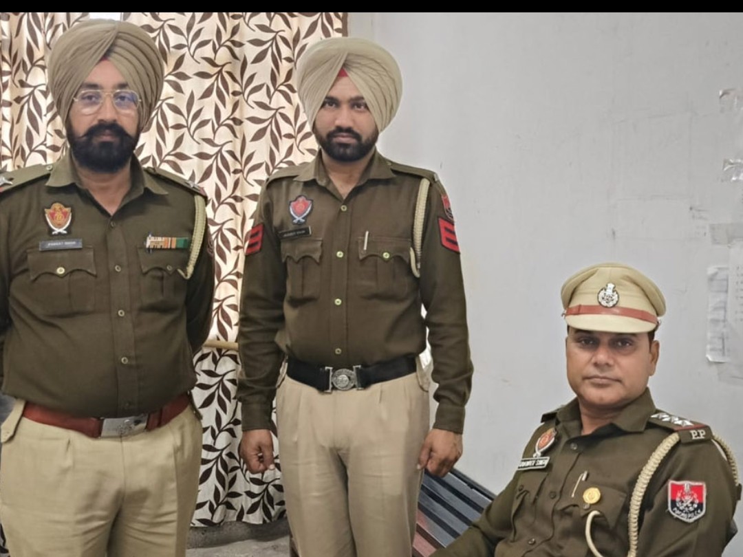 झपटमारों के बारे में जानकारी देते हुए पुलिस अधिकारी।