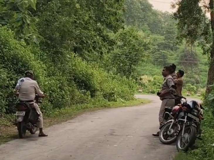 जंगल के बाहर तैनात पुलिस