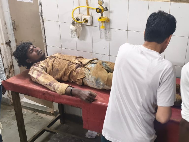 सीवरेज लाइन कार्य के दौरान मिट्टी ढहने से दो मजदूर दब गए। जिन्हें सीएचसी में भर्ती कराया गया।