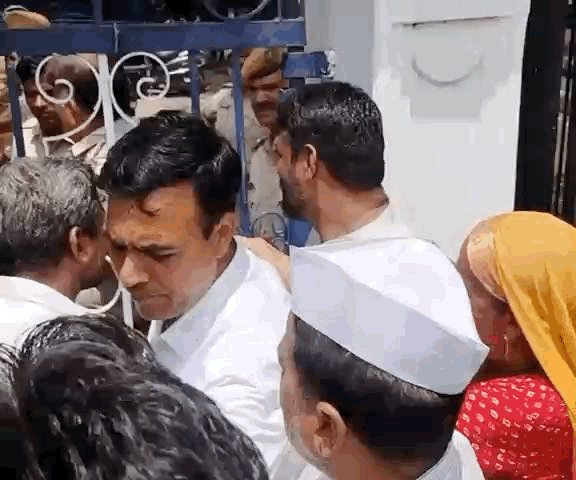कलेक्ट्री के गेट पर एंट्री को लेकर पुलिस से बहसबाजी करते कार्यकर्ता
