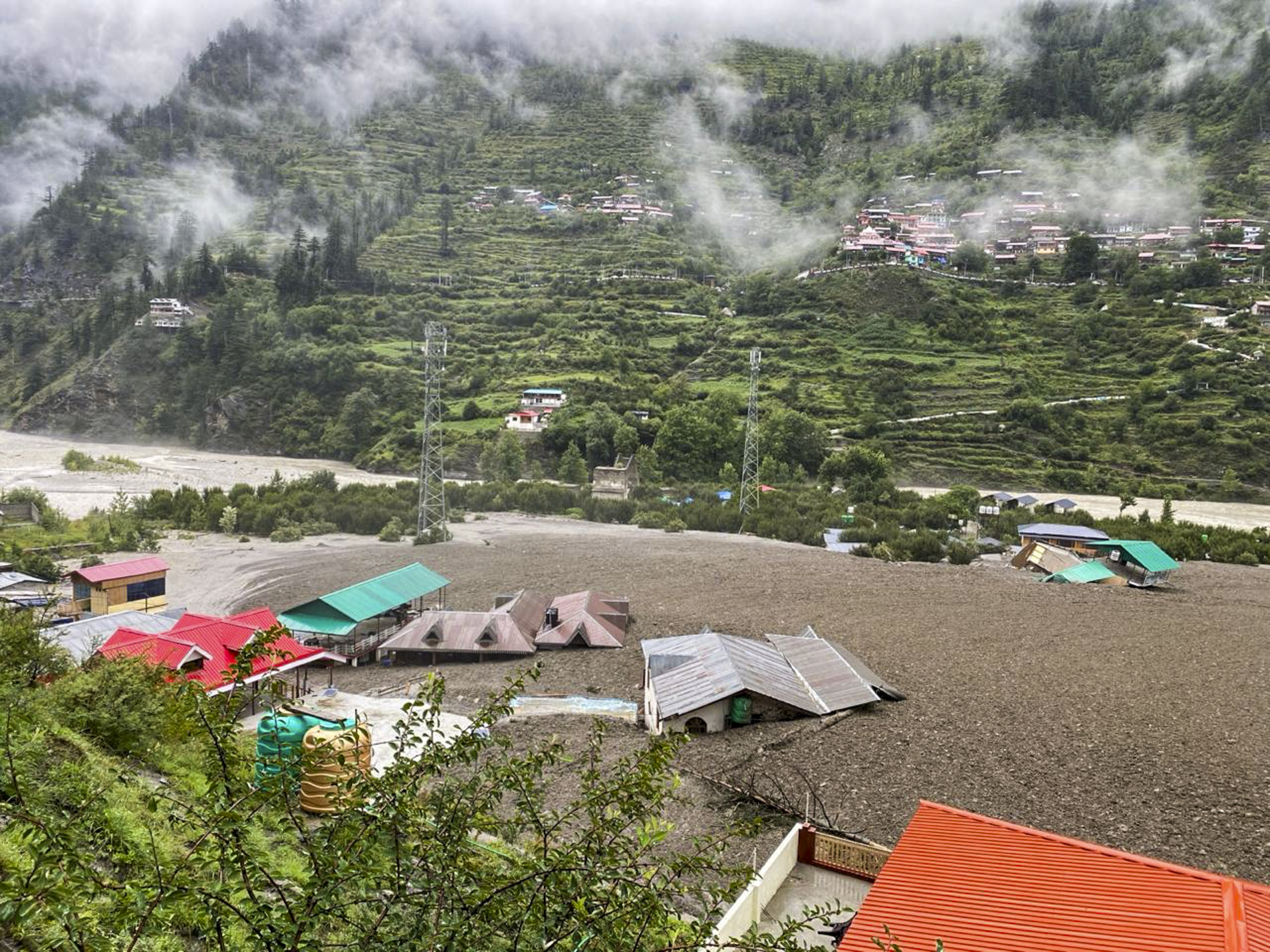 पहाड़ से मलबा नीचे आया, जिससे कई घर और होटल इसमें दब गए।