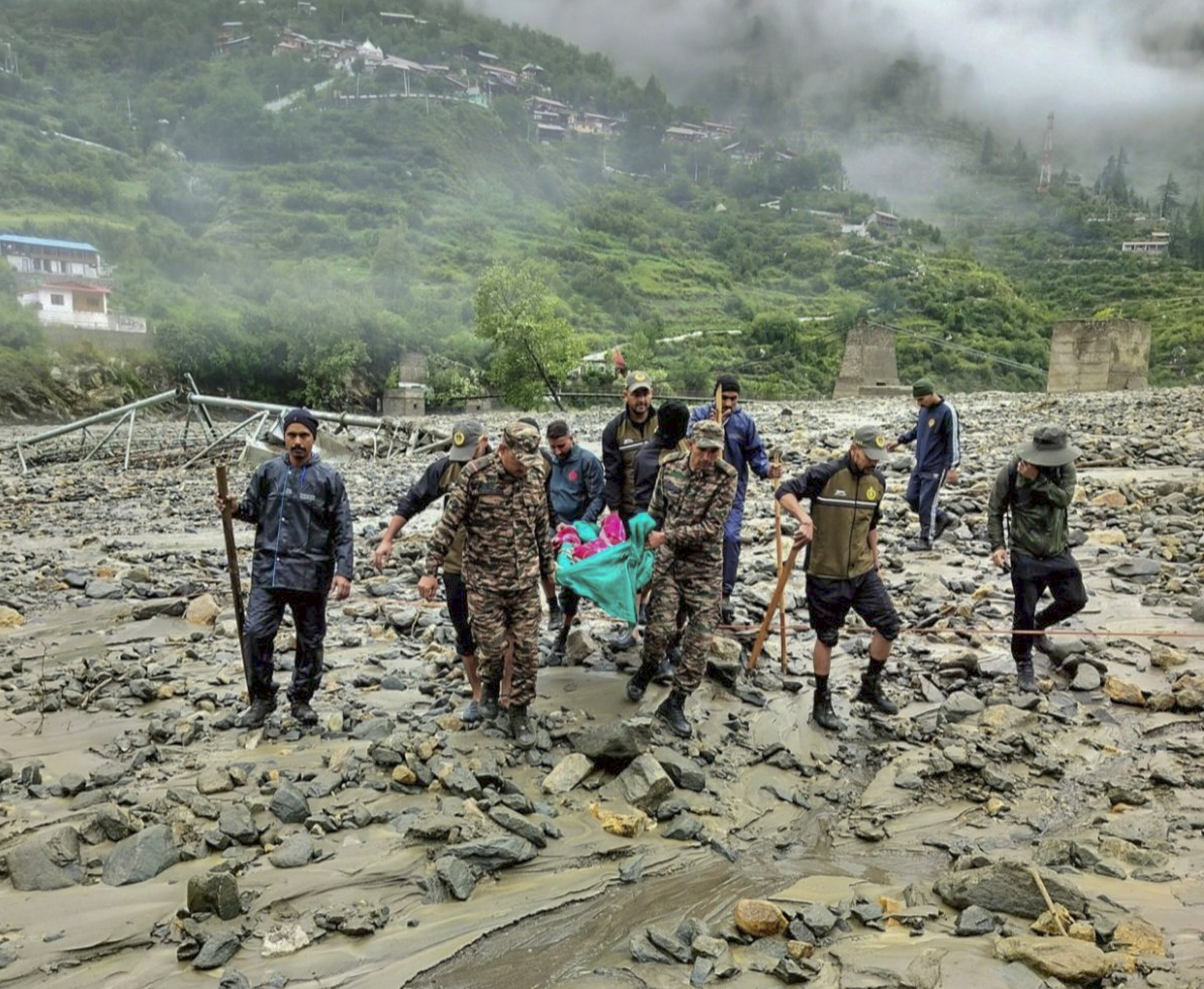 हादसे में करीब 100 से ज्यादा लोग लापता हैं। घायलों को इलाज के लिए ले जाया जा रहा।