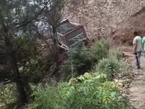 Video of tipper overturning in Himachal