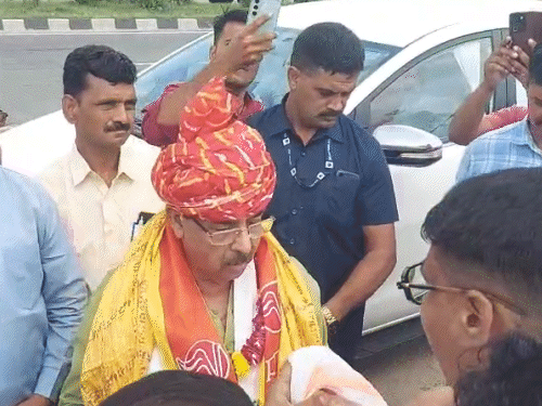 चतुर्वेदी कोटा जाते हुए टोंक रुके थे। यहां भाजपा कार्यकर्ताओं ने उनका स्वागत किया।