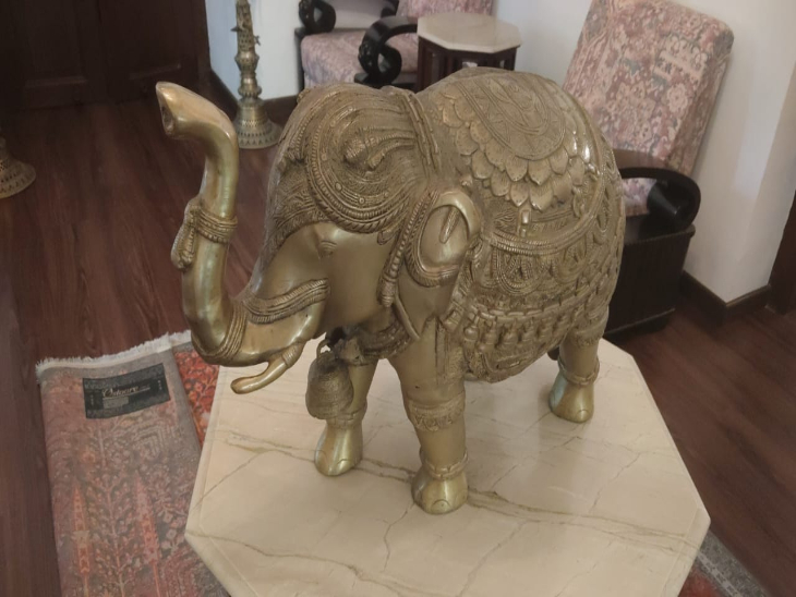 कोठीघर से इसी पीतल से बनी हाथी की मूर्ति का जोड़ा चोरी हुआ है।