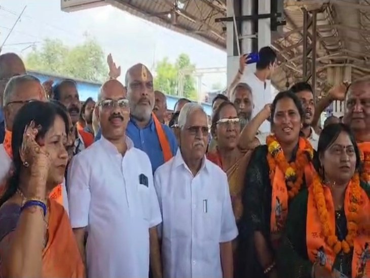 दुर्ग रेलवे स्टेशन से श्रद्धालुओं का जत्था अयोध्या के लिए रवाना - Dainik Bhaskar