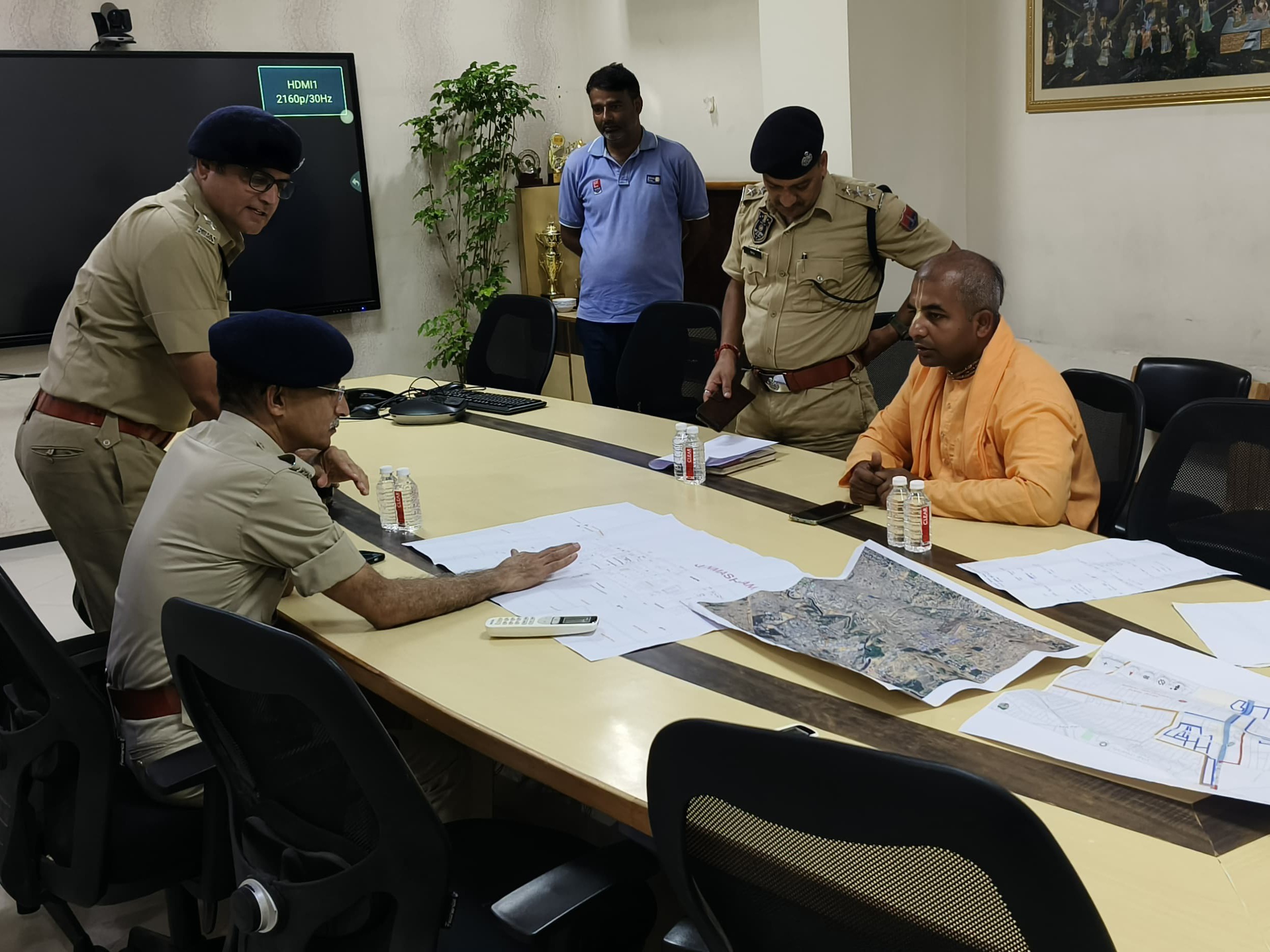 निरीक्षण में जयपुर पुलिस कमिश्नर बीजू जॉर्ज जोसेफ, अतिरिक्त कमिश्नर रामेश्वर सिंह, डीसीपी पूर्व संजीव नयन, डीसीपी ट्रैफिक सुमित मेहरदा, एसीपी सांगानेर विनोद शर्मा और थाना प्रभारी प्रतापनगर और रामनगरिया उपस्थित रहे।