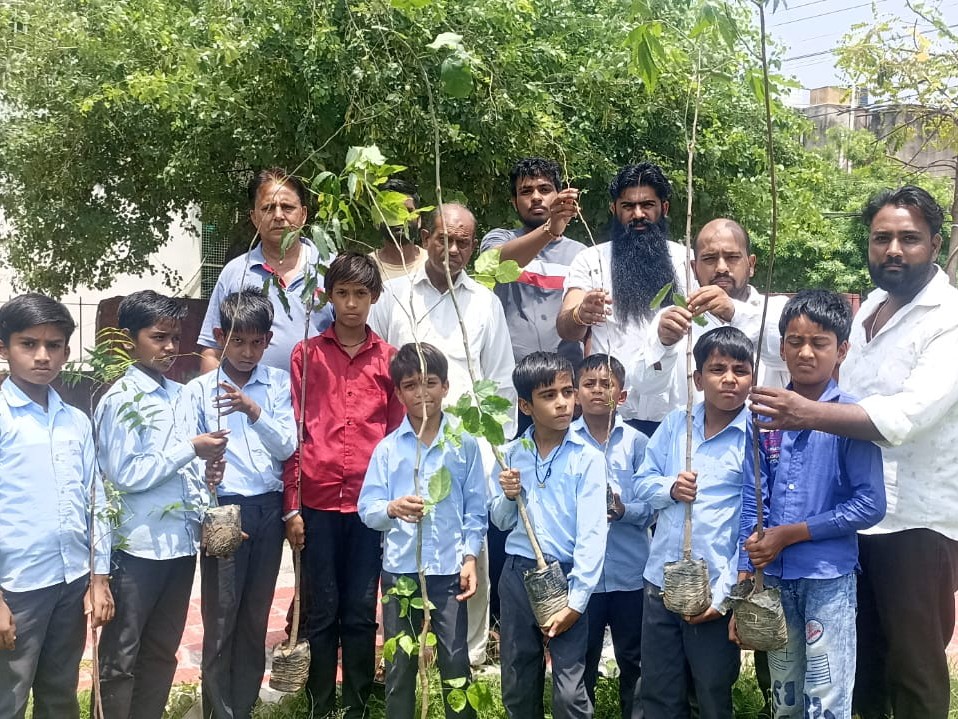 सभी प्रतिभागियों ने लगाए गए पौधों की नियमित देखभाल करने की शपथ ली।