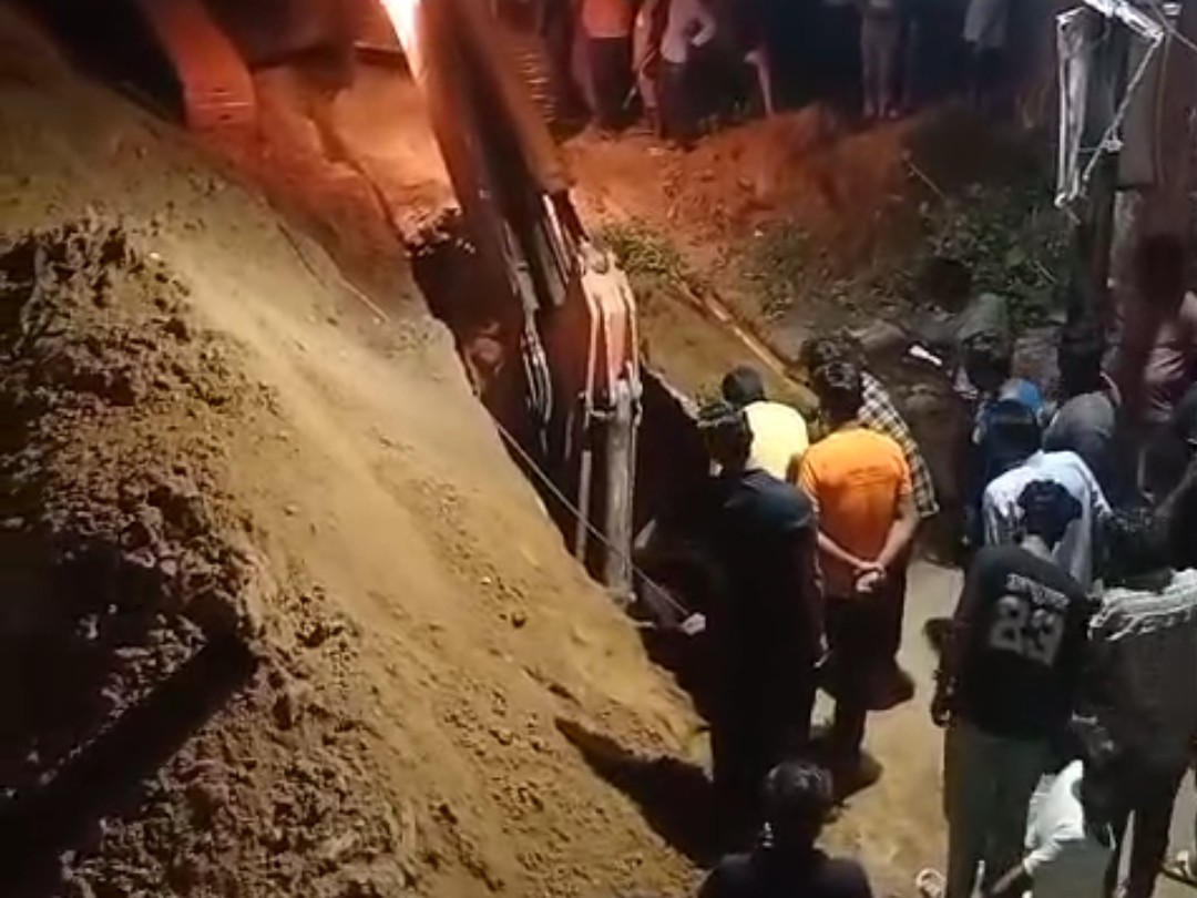 मोहल्ले के लोगों ने फावड़े से मिट्टी हटाकर दोनों मजदूरों को बाहर निकाल लिया।