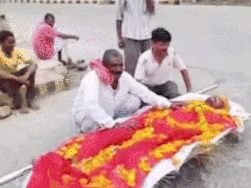 खबर हटके- चीनमध्ये विकत आहे वाघाची यूरिन: 56 किमी प्रतितास वेगाने उडणारा मासा; जाणून घ्या अशाच 5 रंजक बातम्या खबर हटके- चीनमध्ये विकत आहे वाघाची यूरिन: 56 किमी प्रतितास वेगाने उडणारा मासा; जाणून घ्या अशाच 5 रंजक बातम्या