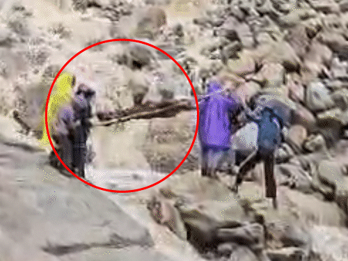 हिमाचल के किन्नौर में बुधवार को किन्नर कैलाश यात्रा में मृत श्रद्धालु का शव लाते हुए रेस्क्यू दल के जवान।