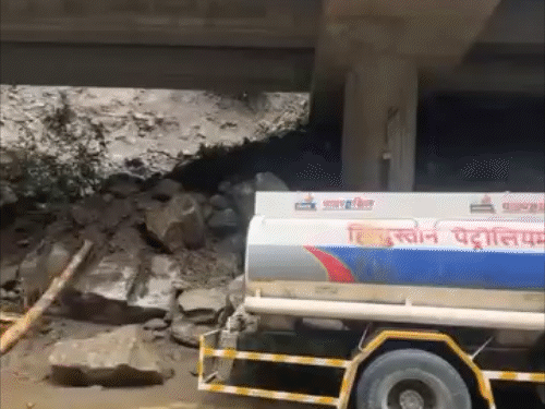 हिमाचल के दबाड़ा में चंडीगढ़-मनाली फोरलेन पर बुधवार को लैंडस्लाइड हुई, तेल से भरे टैंकर को भी नुकसान पहुंचा।