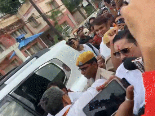 जेल के बाहर पूर्व विधायकों के समर्थकों की भीड़ देखी गई।