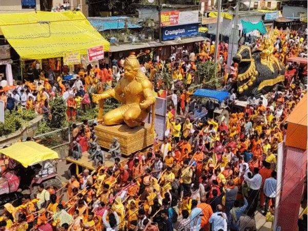 11 किलोमीटर तक चली कांवड़ यात्रा में हनुमान जी की झांकी भी शामिल रही।