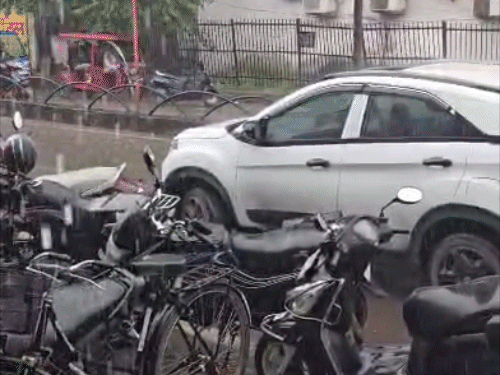 रायपुर में मंगलवार दोपहर को अचानक मौसम बदला कुछ देर तक बारिश हुई।