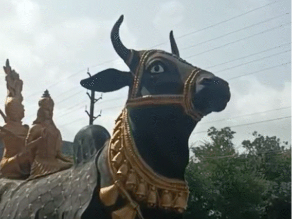 कांवड़ यात्रा में भगवान शिवजी की झांकियां चल रही थी। श्रद्धालु नाचते-गाते आगे बढ़ रहे थे।