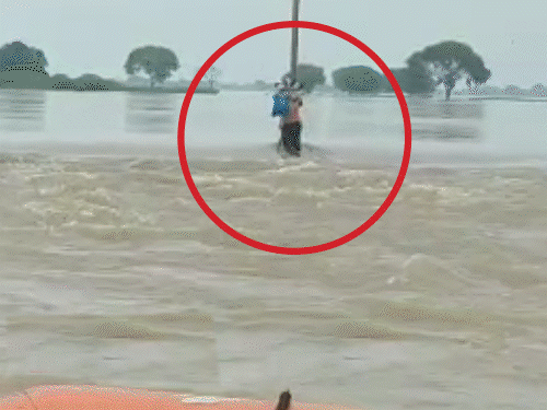 चंदौली में एक युवक ने आधे घंटे तक खंभे पर लटककर जान बचाई।