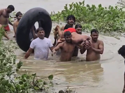 मिर्जापुर में एक किसान गंगा नदी में डूब गया। स्थानीय लोगों ने कड़ी मशक्कत से उसे निकाला। इलाज के दौरान उसकी मौत हो गई।
