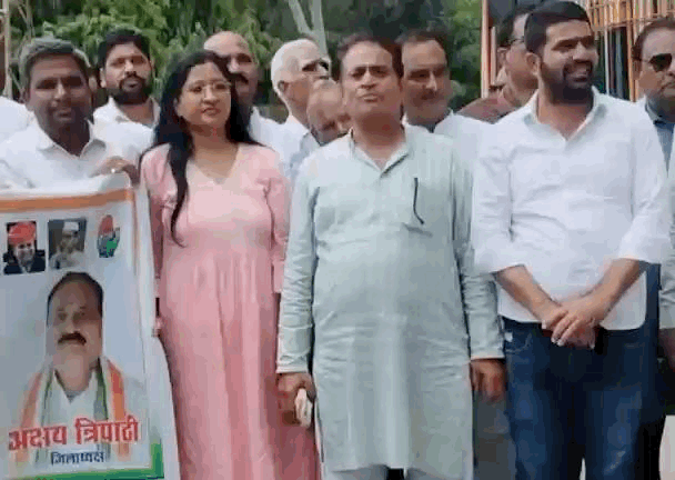 कलेक्ट्री के गेट पर प्रदर्शन करते कांग्रेस कार्यकर्ता