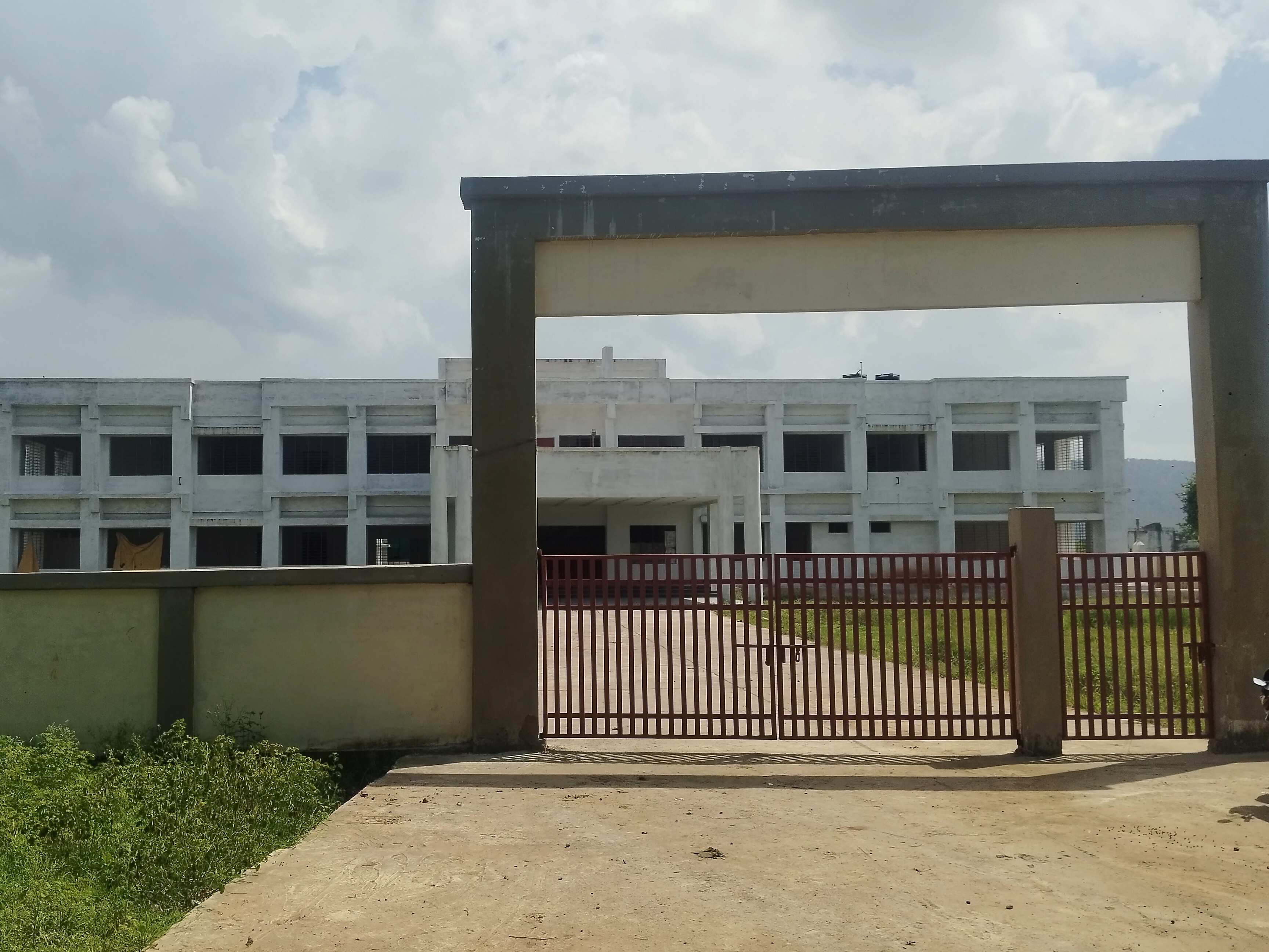 इस भवन का कार्य पिछले 8 महीने से रुका हुआ है।