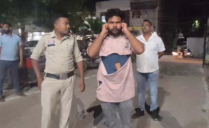 पुलिस ने आदतन बदमाश को इस हरकत के लिए कान पकड़कर उठक-बैठक कराया