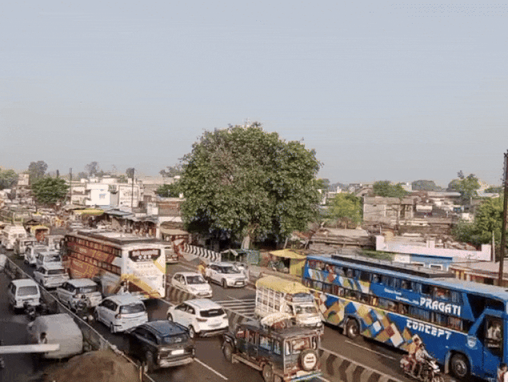 जहां से रूट डायवर्ट किया गया है, वहां भी वाहन रेंगते नजर आए।