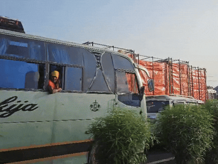 बुधवार को कई किलोमीटर तक छोटे-बड़े वाहन जाम में फंस रहे।