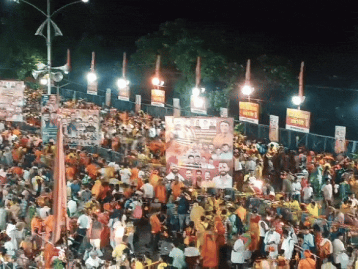 मंगलवार रात की तस्वीर। एक दिन पहले ही यहां बड़ी संख्या में श्रद्धालु पहुंच गए थे।