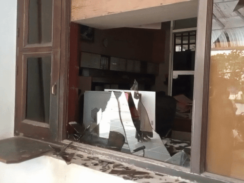 ब्लास्ट से फैक्ट्री में लगी खिड़कियों के शीशे टूट गए।