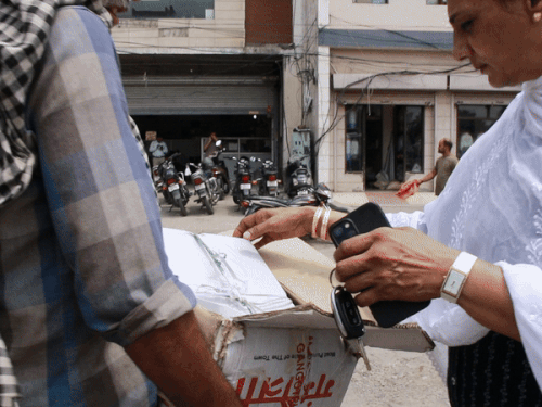 सोन पापड़ी चैक करती डीएचओ डा. अमरजीत कौर।