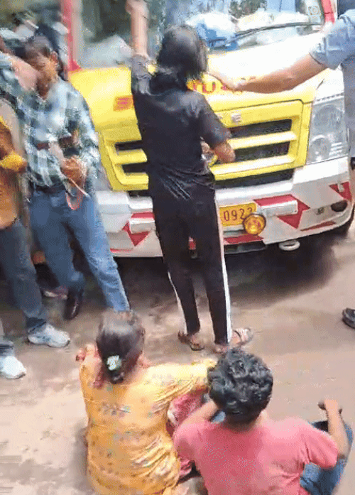 गुस्से में परिजन एम्बुलेंस के आगे बैठ गए। उनका आरोप था कि उन्हें कोई जानकारी नहीं दी जा रही।