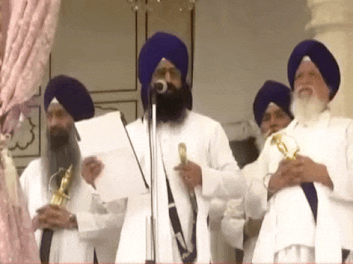 शिक्षा मंत्री हरजोत सिंह बैंस से बात करते जत्थेदार कुलदीप सिंह गड़गज।