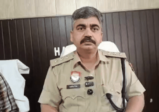 एसीबी अजीत सिंह जानकारी देते हुए।