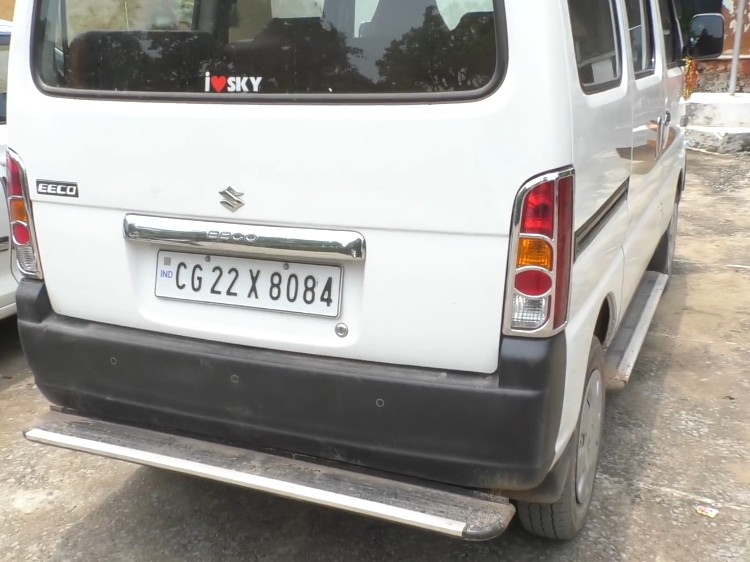 तेज रफ्तार वैन ने 7 साल की बच्ची को रौंद दिया।