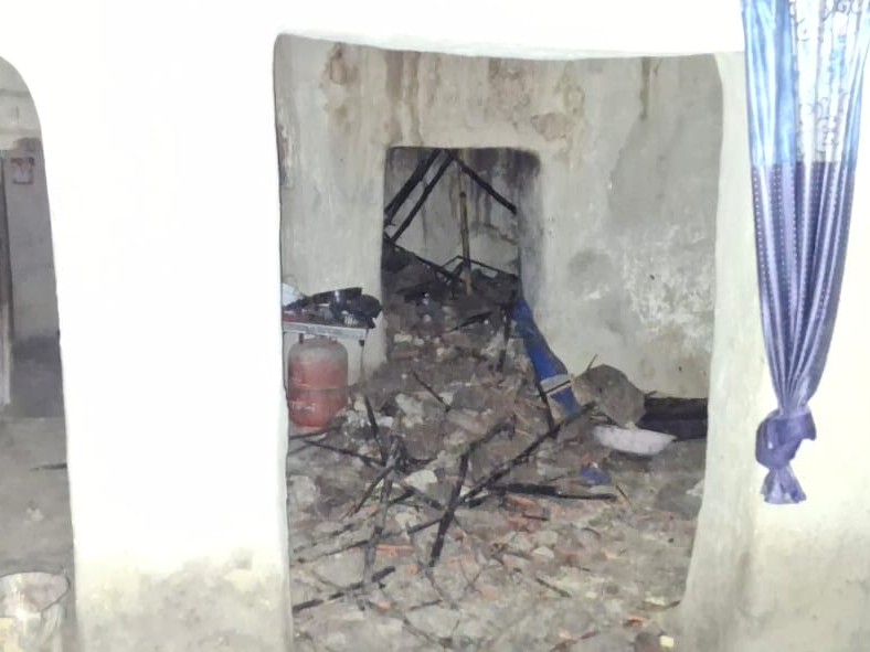 मिट्टी की दीवार। - Dainik Bhaskar