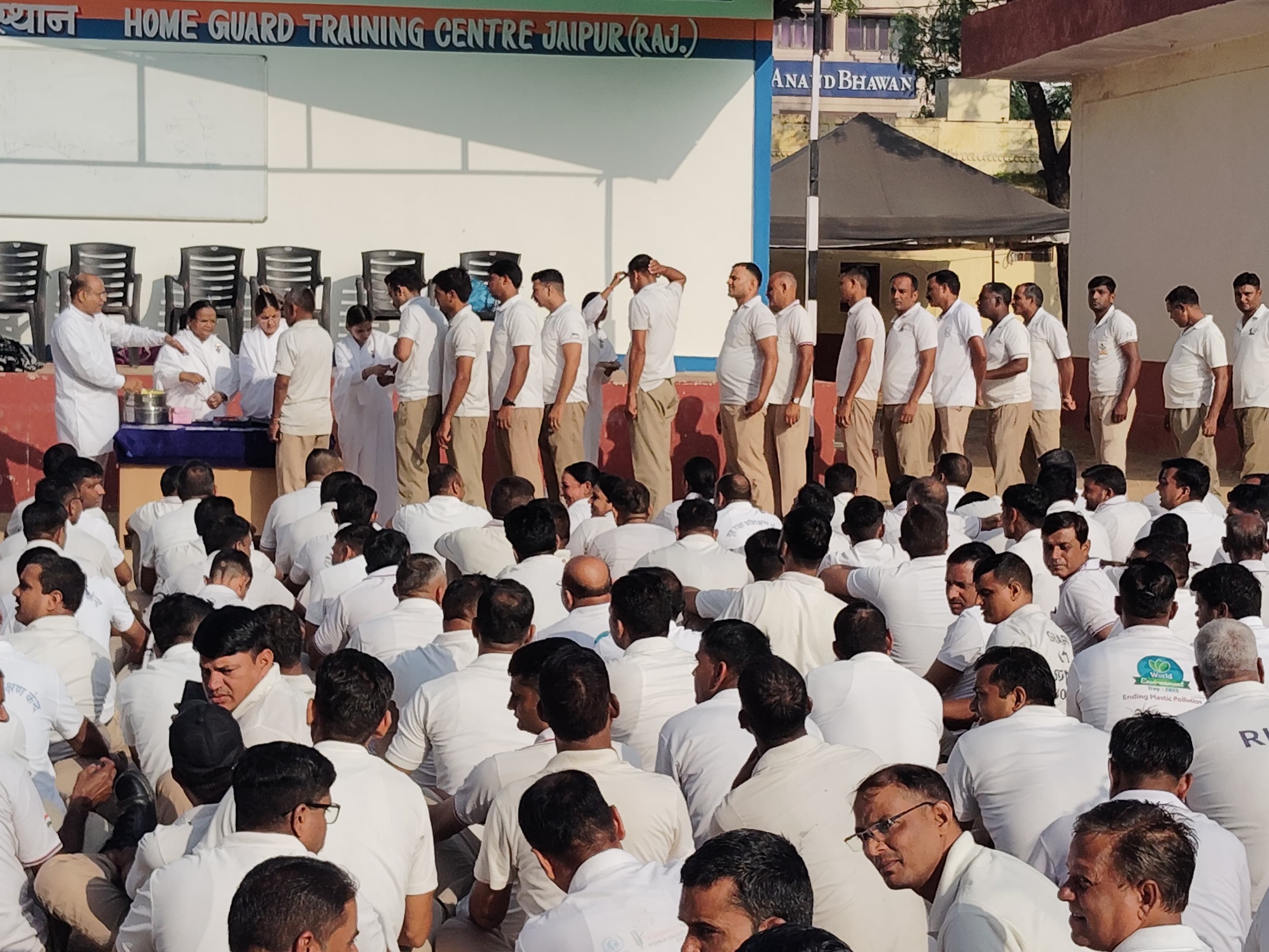 समारोह में बहनों ने सभी जवानों को ईश्वरीय याद में राखी बांधी।