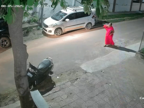 शांति नगर दुर्गापुरा निवासी सुशीला देवी मंदिर से घर आती। सामने से बाइक पर आते दो बदमाश।