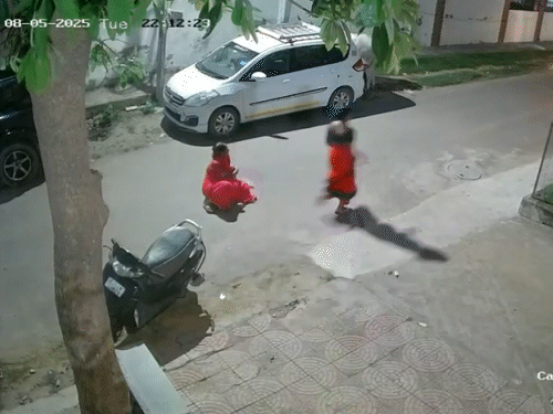 महिला के चिल्लाने पर बदमाशों के पीछे भागते कॉलोनी के लोग।