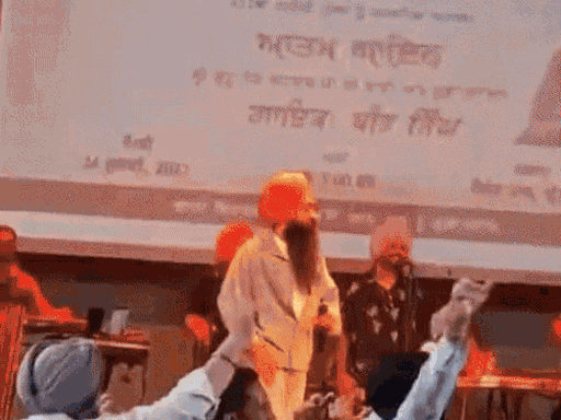 श्रीनगर में हुए कार्यक्रम में परफॉर्मेंस देते पंजाबी सिंगर बीर सिंह।