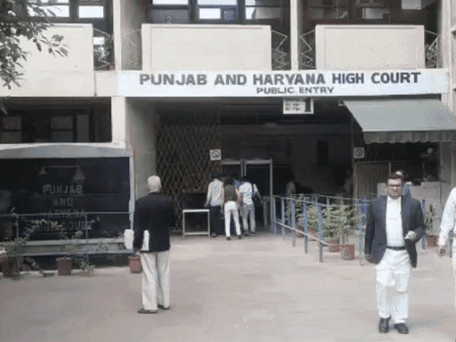 पंजाब एंड हरियाणा हाईकोर्ट परिसर में दोनों के बीच झगड़ा हुआ। (फाइल)