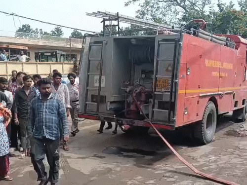 मौके पर दमकल की गाड़ी को भी बुलाया गया था।