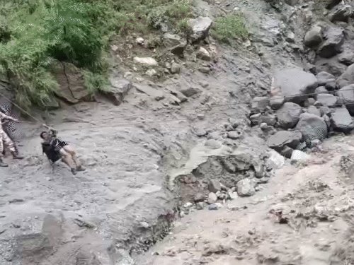 हिमाचल के किन्नौर में ITBP ने जिपलाइन से 413 तीर्थयात्रियों को एक छोर से दूसरे छोर पहुंचाया।