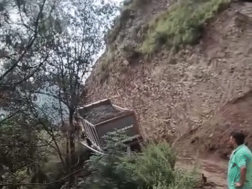 Video of tipper overturning in Himachal