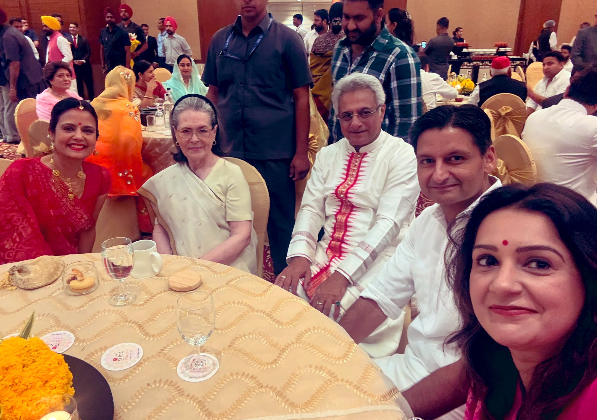 रिसेप्शन के दौरान शिवसेना सांसद प्रियंका चतुर्वेदी ने सेल्फी ली। इसमें मोइत्रा और पिनाकी के साथ कांग्रेस नेता सोनिया गांधी और दीपेंद्र हुड्डा भी हैं।