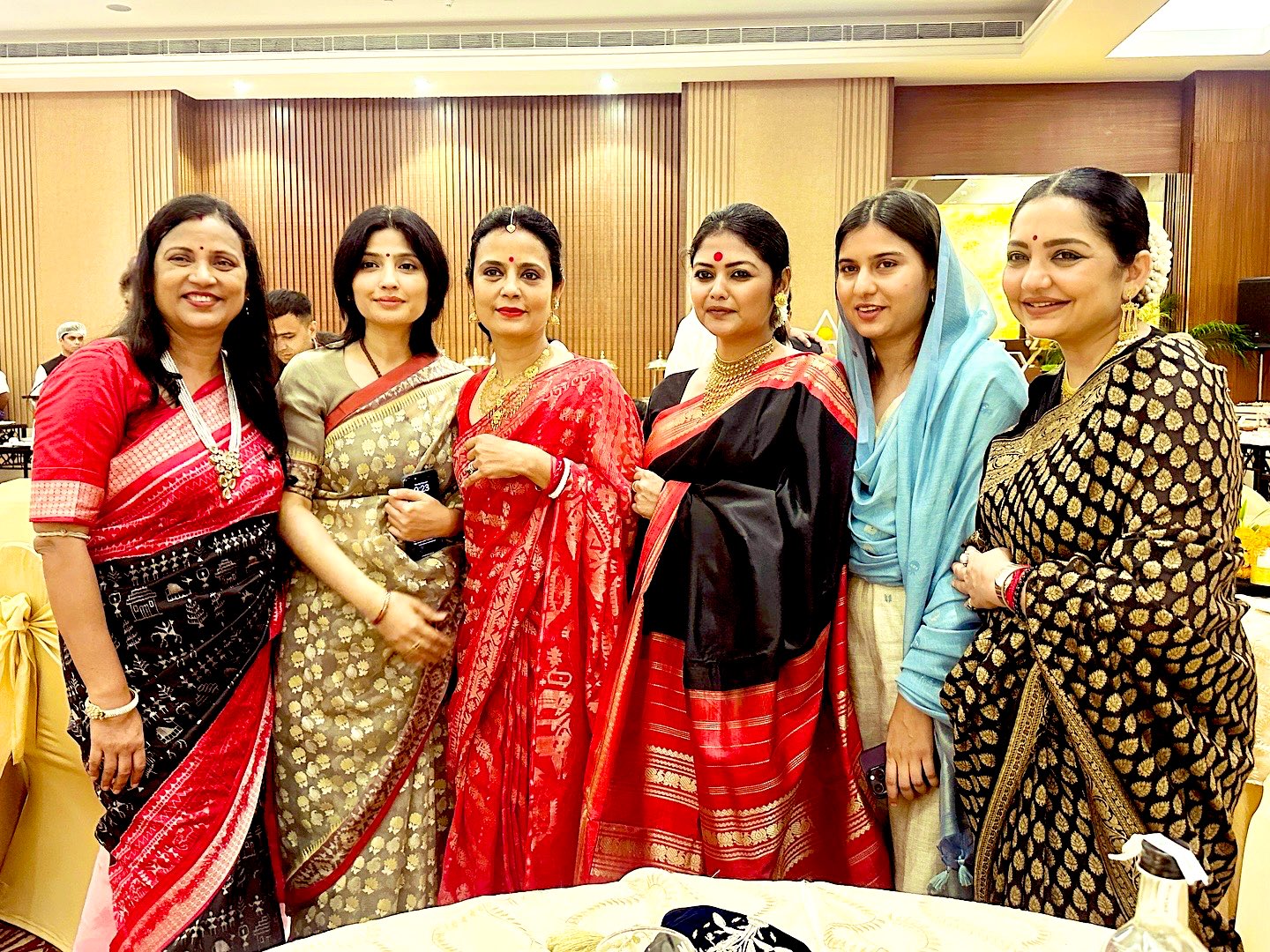रिसेप्शन के दौरान डिंपल यादव, इकरा हसन और अन्य सांसदों के साथ महुआ।