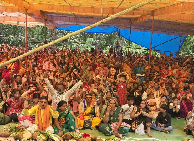 झोबा आश्रम में आयोजित कार्यक्रम में स्थानीय लोग भी शामिल हुए।